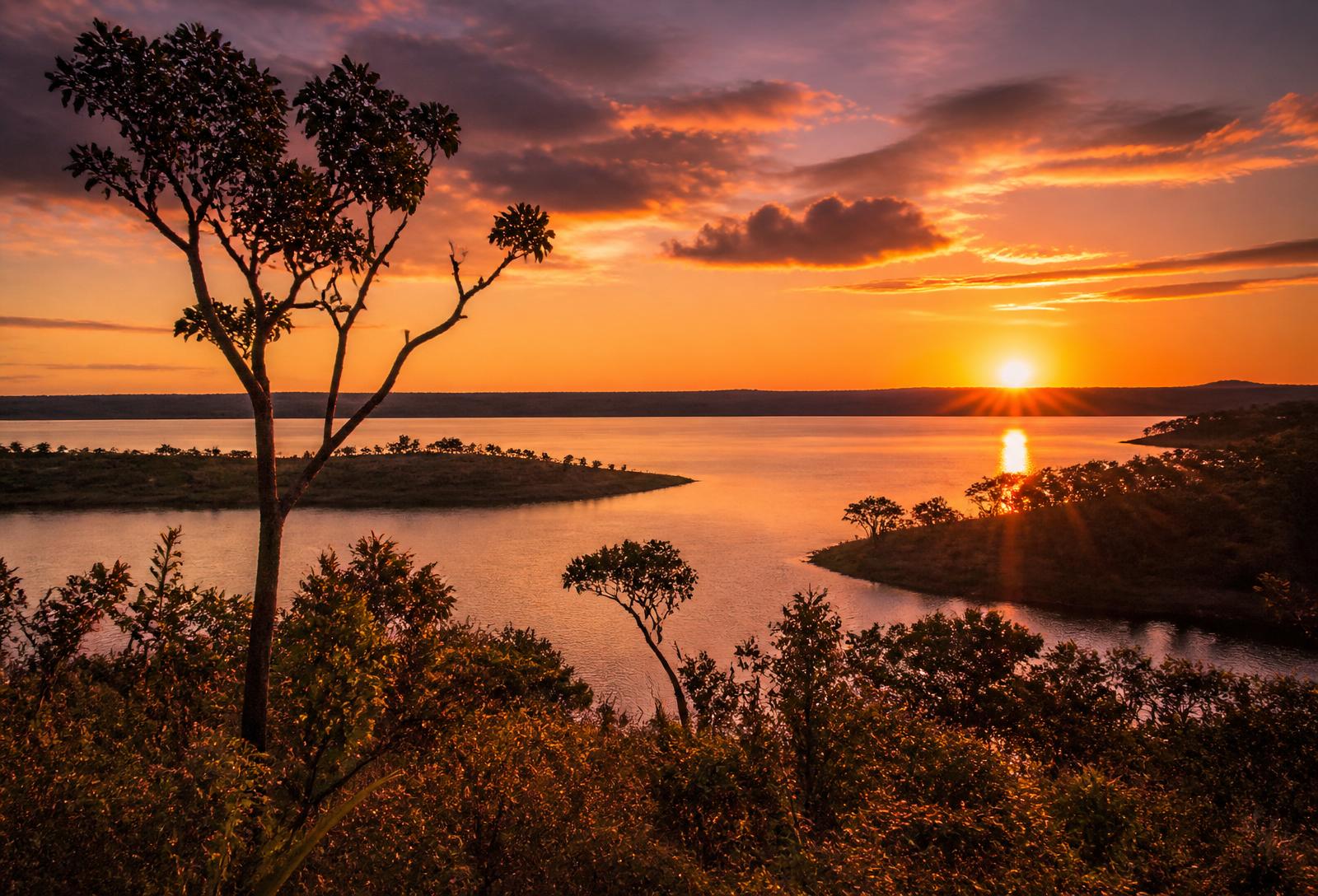 Orla do Lago de Brazlândia: pôr do sol, pesca e caminhada às margens da água